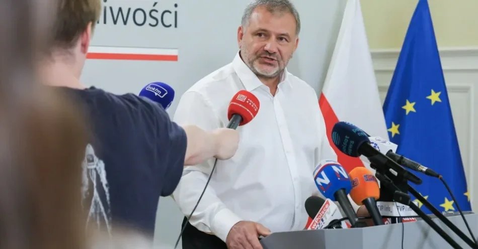 zdjęcie: Żurek: na polecenie prokuratury Policja i CBA zatrzymały w środę trzy osoby ws. Zondacrypto / Warszawa, 27.08.2026. Minister sprawiedliwości, prokurator generalny Waldemar Żurek podczas oświadczenia dla mediów w siedzibie resortu w Warszawie, 27 bm. w związku z zatrzymaniem prezesa Polskiego Komitetu Olimpijskiego Radosława Piesiewicza. Zatrzymania dokonano w ramach śledztwa w sprawie ZondaCrypto. (amb) PAP/Paweł Supernak