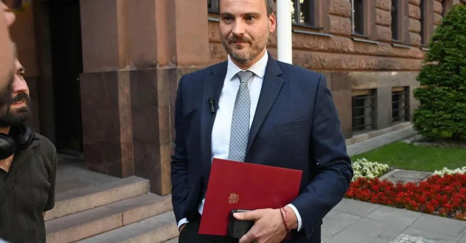 zdjęcie: MSZ: pasażerom polskiego autobusu na Węgrzech nic poważnego się nie stało, są w drodze do Polski / Warszawa, 31.07.2026. Briefing prasowy przed siedzibą Ministerstwa Spraw Zagranicznych, 31 bm. jego rzecznika prasowego Macieja Wiewióra dotyczący wezwania przez MSZ ambasadora Rosji Gieorgija Michnę w związku z rakietą, która wczoraj w nocy uderzyła w terytorium Polski w miejscowości Tarnawa-Kolonia, gdy Rosjanie dokonywali kolejnego zmasowanego ataku na Ukrainę, w tym m.in. na Lwów. (dw) PAP/Radek Pietruszka