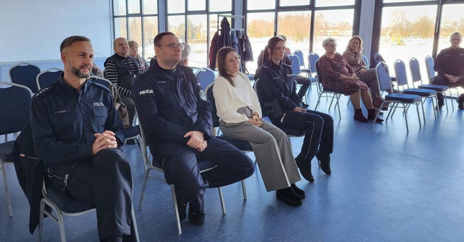 zdjęcie: Seniorzy w Pruszczu uczą się jak unikać oszustw / fot. KPP w Świeciu