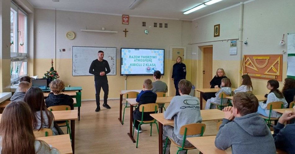 zdjęcie: Kibicuj z klasą w Rzędowicach: policja i szkoła uczą fair play / fot. KMP w Proszowicach