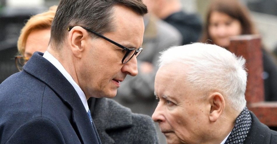 zdjęcie: Kaczyński spotkał się z Morawieckim; Bochenek: omówili m.in. sytuację wewnątrz PiS / Warszawa, 16.04.2023. Obchody 13. rocznicy katastrofy smoleńskiej. Premier Mateusz Morawiecki (L) i prezes PiS Jarosław Kaczyński (P), 16 bm. na Cmentarzu Bródnowskim w Warszawie. 10 kwietnia br. przypadła 13. rocznica katastrofy samolotu pod Smoleńskiem, w której zginęło 96 osób, w tym prezydent Lech Kaczyński i jego małżonka Maria. (aldg) PAP/Radek Pietruszka