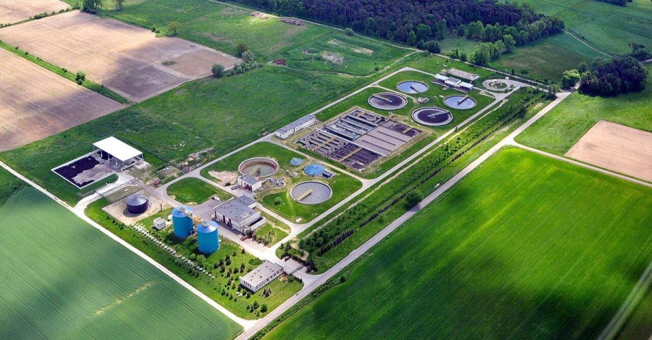 zdjęcie: Braniewo dostanie 1,5 mln zł na modernizację oczyszczalni ścieków / Nowoczesna oczyszczalnia ścieków w Rabczynie, fot. Stiopa, CC BY-SA 3.0, https://commons.wikimedia.org/wiki/File:Industrial_water_treatment_for_Ostrow_Wielkopolski_in_Rabczyn.jpg