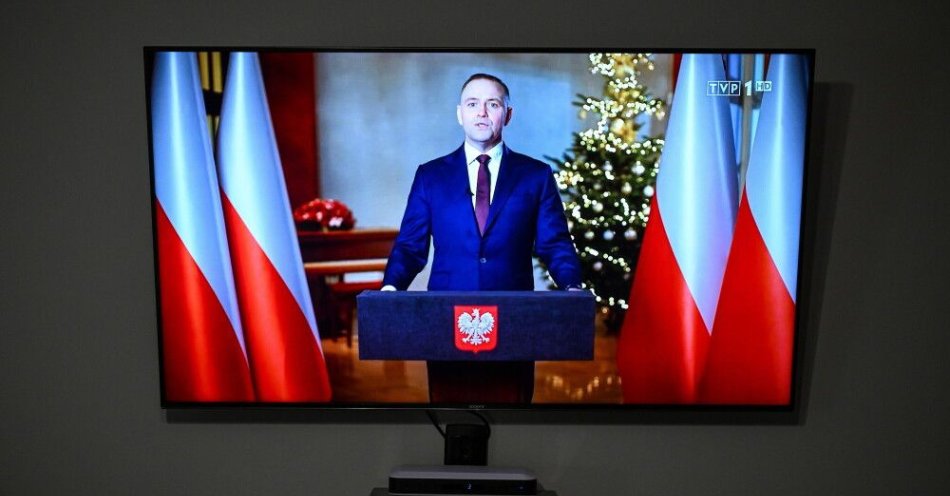 zdjęcie: Prezydent: Polska w G20 to musi być kierunek na kolejne lata i dekady / Przemyśl, 31.12.2025. Transmitowane w telewizji orędzie noworoczne prezydenta RP Karola Nawrockiego oglądane w jednym z mieszkań w Przemyślu, 31 bm. (amb) PAP/Darek Delmanowicz