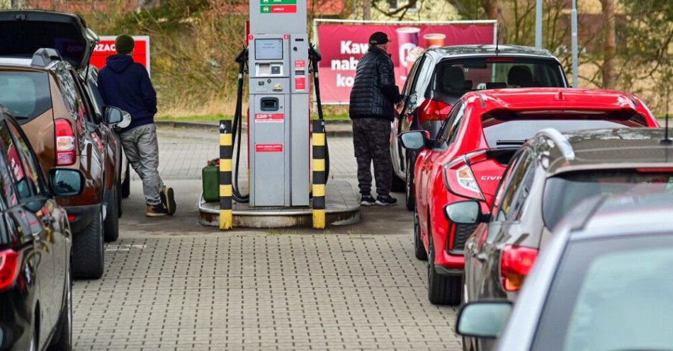 zdjęcie: Zachodniopomorskie: kolejki samochodów z Niemiec na przygranicznych stacjach benzynowych / Lubieszyn, 31.03.2026. Kolejka niemieckich kierowców na jednej z przygranicznych stacji benzynowych, 31 bm. w Lubieszynie. 31 bm. wszedł w życie rządowy pakiet 