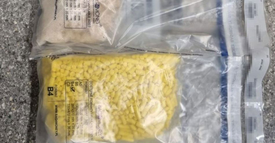 zdjęcie: 17-latka między zabawkami siostry ukrywała półtora kilograma narkotyków / fot. KPP w Wejherowie