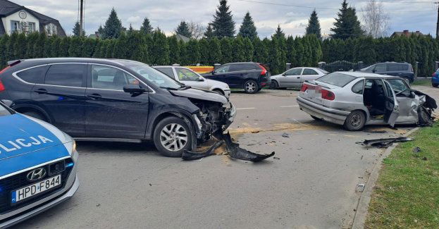 Zderzenie dwóch osobówek. Pasażer okazał się poszukiwany