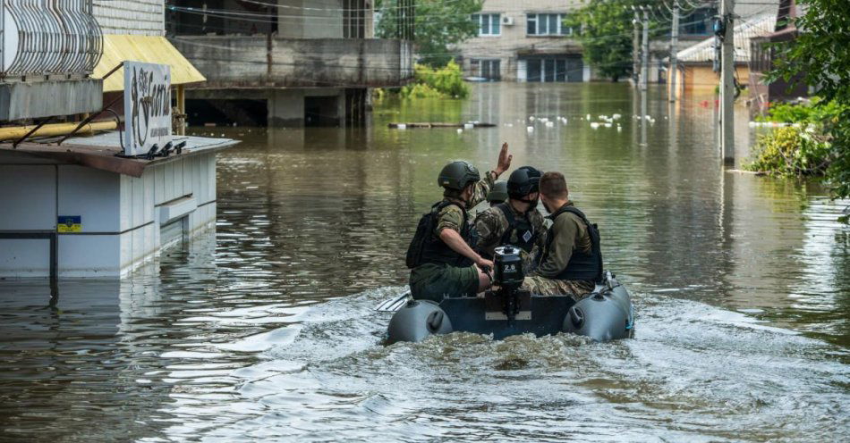 zdjęcie: W ewakuacji pomagają wolontariusze z całego kraju / fot. PAP