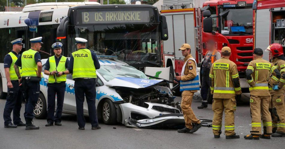 zdjęcie: 11 poszkodowanych po zderzeniu autobusu miejskiego z radiowozem / fot. PAP