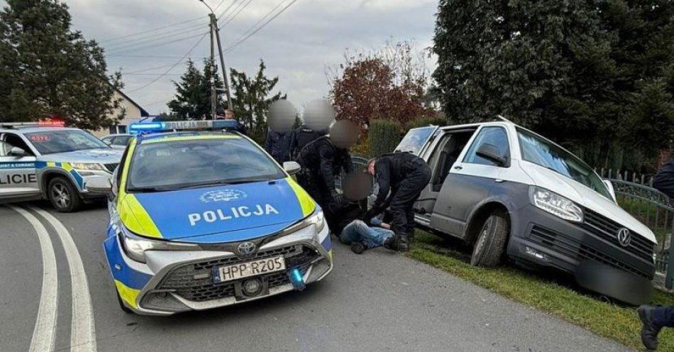 zdjęcie: Pościg za skradzionym busem zakończony w powiecie wodzisławskim / fot. KPP w Raciborzu