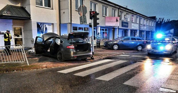W centrum Łukowa wjechał Fordem w ścianę budynku