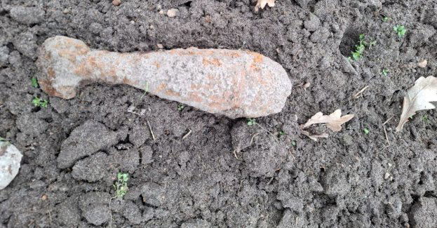 Granat moździerzowy wykopany podczas prac polowych