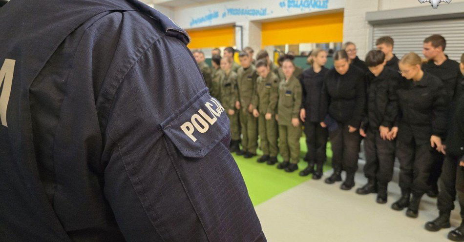 zdjęcie: Uczniowie VII LO w Sosnowcu ćwiczyli musztrę z policją / fot. KMP w Sosnowcu