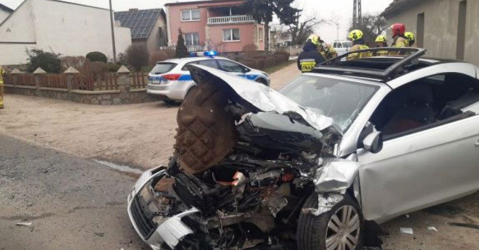 zdjęcie: Błotnica - Zderzenie samochodu osobowego z autobusem / fot. KPP Wolsztyn