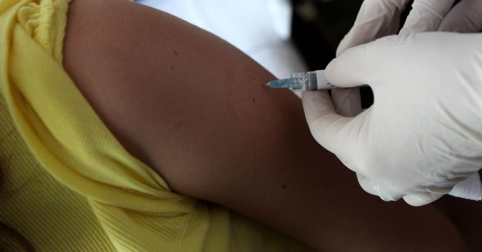 zdjęcie: Dziewczynki i chłopcy w wieku 12 i 13 lat mogą już szczepić się przeciw HPV / fot. PAP