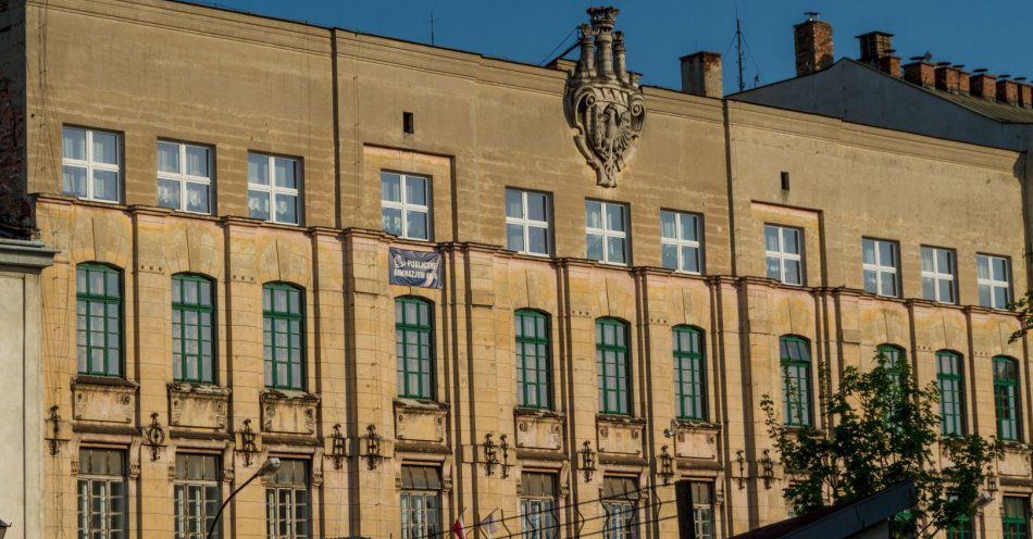 zdjęcie: UJ wycofuje się ze sprzedaży akademika przy Racławickiej i zostawia go dla swoich studentów / v8504829