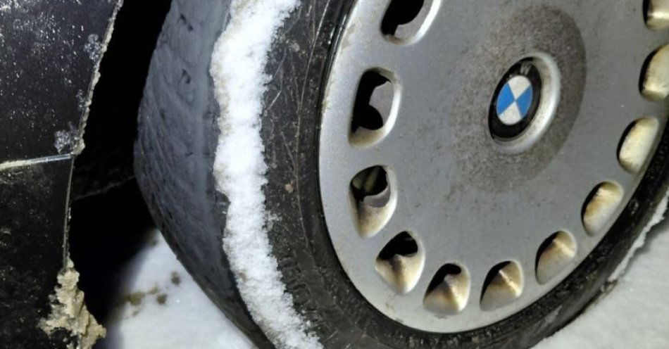 zdjęcie: Wpadka na śniegu: łysa opona zatrzymała BMW w Gostyninie / fot. KPP w Gostyninie