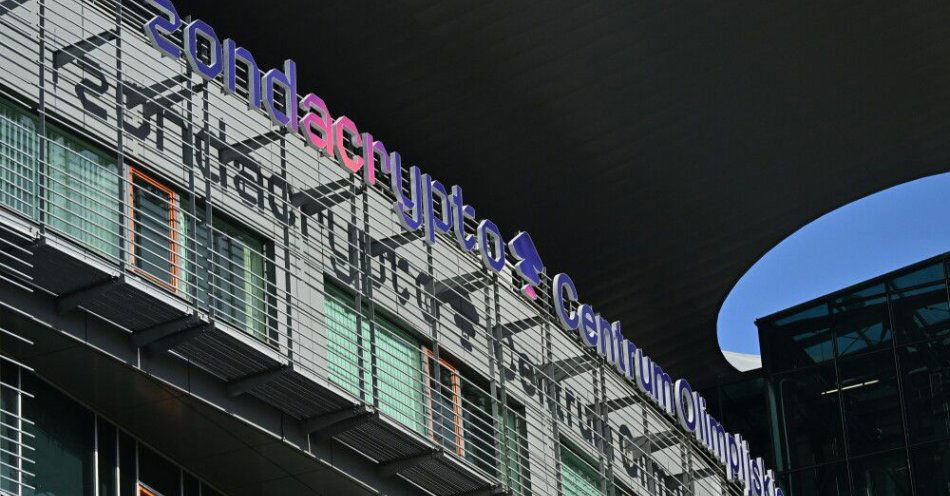 zdjęcie: Prokuratura: będzie strona internetowa z instrukcją składania zawiadomień w sprawie Zondacrypto / Warszawa, 20.04.2026. Centrum Olimpijskie PKOl mieszczące się przy Wybrzeżu Gdyńskim 4 na na warszawskiem Żoliborzu, 20 bm. gdzie prezes PKOl Radosław Piesiewicz spotkał się z dziennikarzami podczas briefingu prasowego w związku z „wieloma zapytaniami mediów w sprawie sponsora generalnego PKOl - zondacrypto”. (js) PAP/Piotr Nowak