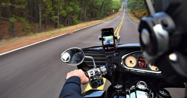 Bezpieczny motocyklista na drodze