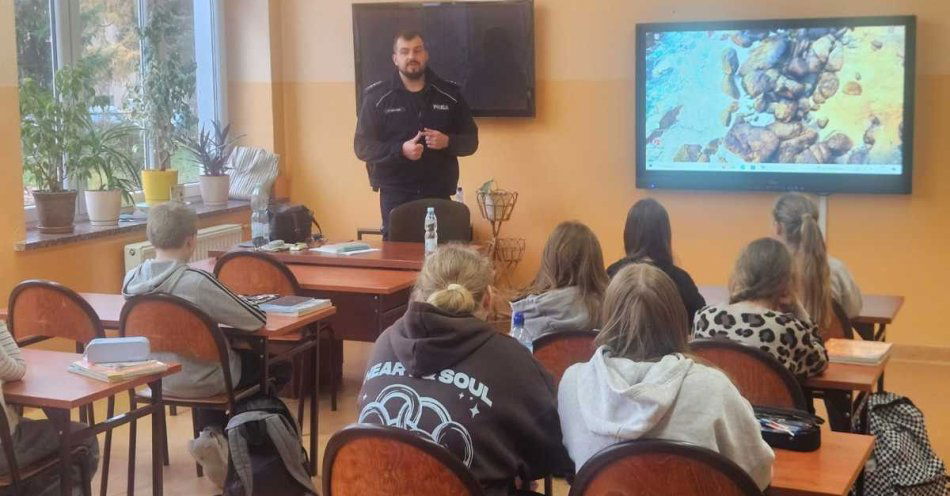zdjęcie: Policjanci w Baniach uczą młodzież jak przeciwdziałać hejtu / fot. KPP w Gryfinie
