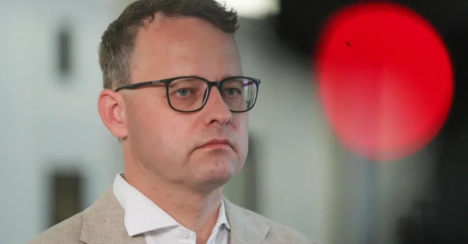 zdjęcie: TVN24 i WP: Marcin Romanowski szukał azylu w Dubaju / Warszawa, 24.07.2024. Poseł PiS Marcin Romanowski podczas wypowiedzi dla mediów w Sejmie w Warszawie, 24 bm. (sko) PAP/Paweł Supernak