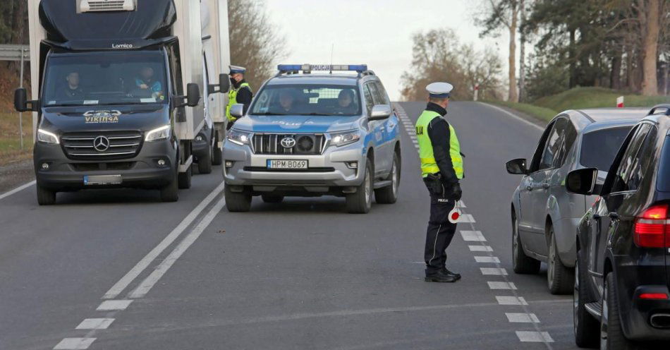 zdjęcie: Policja działa w rejonie granicy wspierając wojsko i Straż Graniczną / fot. PAP