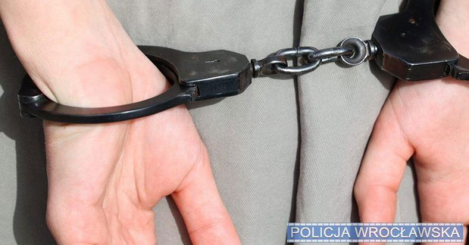 zdjęcie: Tylko minionej doby dwukrotna interwencja wrocławskich policjantów - nakaz opuszczenia mieszkania i zakaz zbliżania się wobec sprawców przemocy domowe / fot. KMP w Wrocławiu