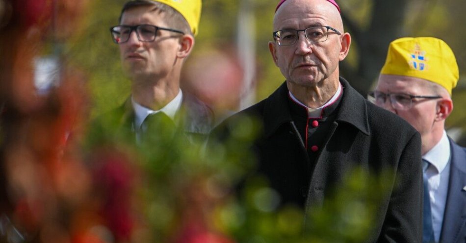 zdjęcie: Abp Galbas: prawda o Bożym miłosierdziu jest w Kościele od początku / Warszawa, 12.04.2026. Metropolita warszawski abp Adrian Galbas (P) podczas wspólnej modlitwy przed figurą Jezusa Miłosiernego w Parku Moczydło w Warszawie, 12 bm. w Święto Miłosierdzia Bożego. (aldg) PAP/Marcin Obara