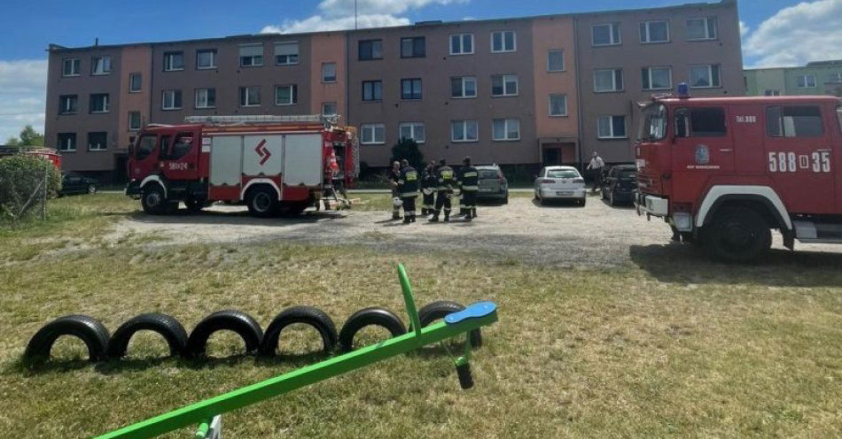 zdjęcie: Policjanci ewakuowali mieszkańców budynku / fot. KPP w Wołowie
