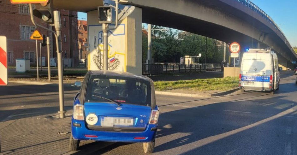 zdjęcie: 59-latek był pod wpływem 3 promili i uderzył w sygnalizator świetlny. / fot. KMP w Gdańsku