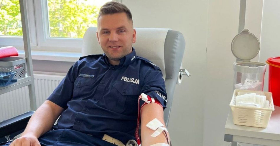 zdjęcie: Niebieską krwią dzieli się już od blisko dekady - żarski policjant regularnie dzieli się życiodajnym płynem / fot. KPP Żary