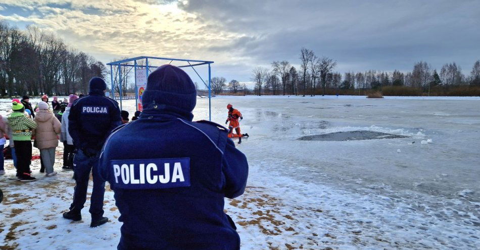 zdjęcie: Pabianiccy policjanci i strażacy w pokazie ratownictwa na lodzie / fot. KPP w Pabianicach