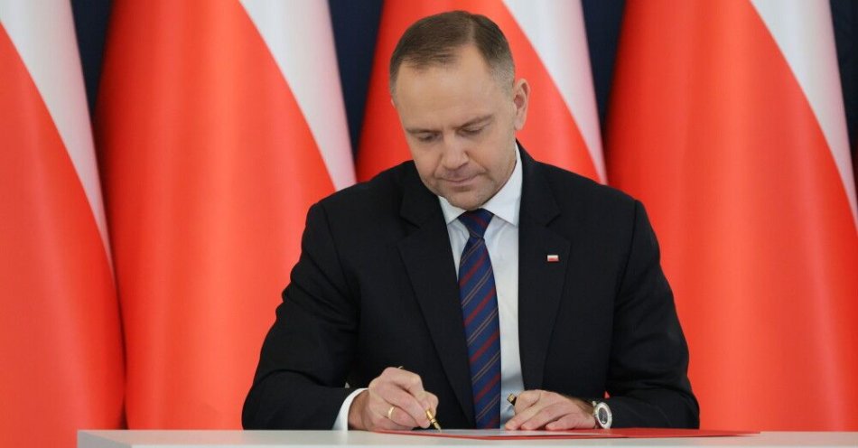 zdjęcie: BBN: prezydent podpisał 3 postanowienia o przedłużeniu okresu użycia Polskiego Kontyngentu Wojskowego / Warszawa, 07.11.2025. Prezydent RP Karol Nawrocki podczas spotkania eksperckiego w Pałacu Prezydenckim w Warszawie poświęconego cenom energii elektrycznej, 7 bm. Prezydent RP podpisał projekt ustawy „Tani prąd -33%”.  (jm) PAP/Paweł Supernak