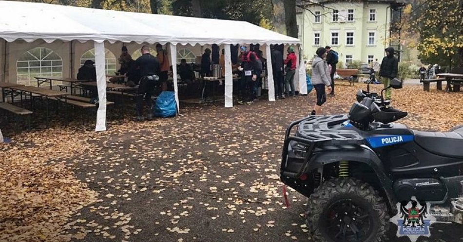 zdjęcie: Funkcjonariusz z Mieroszowa, przy wykorzystaniu policyjnego quada, pomógł mężczyźnie, który doznał kontuzji podczas zawodów sportowych / fot. KMP w Wałbrzychu