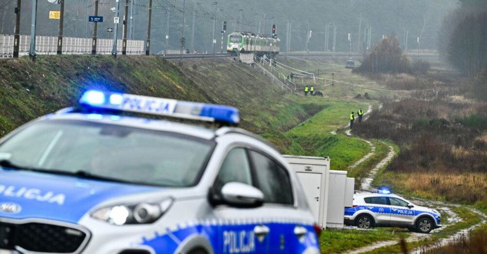 zdjęcie: Prokuratura Krajowa wszczęła śledztwo ws. aktów dywersji na kolei / Mika (pow. garwoliński), 17.11.2025. Działania służb przy zniszczonym fragmencie torowiska na trasie Dęblin-Warszawa przy stacji kolejowej w okolicy miejscowości Mika, 17 bm. Premier Donald Tusk ogłosił, że doszło do aktu dywersji; eksplozja ładunku wybuchowego zniszczyła tor kolejowy. (jm) PAP/Przemysław Piątkowski ***Do tego materiału zdjęciowego dostępna jest również depesza w systemie CSI, pt.: Premier: na trasie Warszawa-Lublin (wieś Mika) doszło do aktu dywersji (krótka)***