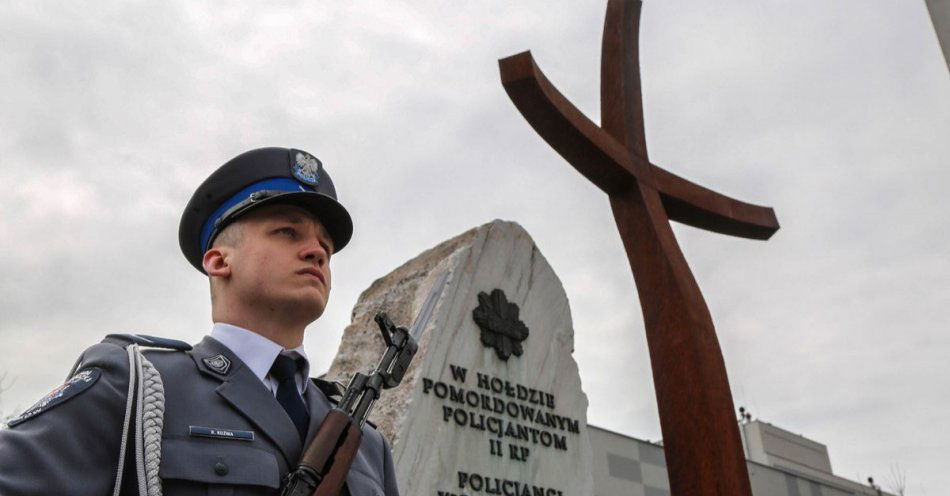 zdjęcie: Uroczyste złożenie wieńców w miejscach pamięci poświęconych policjantom / fot. KMP w Miechowie