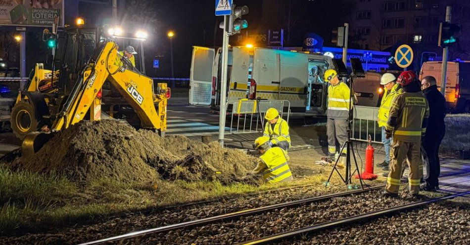 zdjęcie: W poniedziałek wymiana uszkodzonej części gazociągu w Toruniu; zlikwidowano wyciek gazu / Toruń, 01.11.2025. Służby w miejscu wycieku gazu przy skrzyżowaniu ul. Lubickiej i Ślaskiego w Toruniu, 1 bm. Rozpoczęło się odkopywanie gazociągu, aby ustalić skalę rozszczelnienia i awarii. Na miejscu pracuje pogotowie gazowe; teren zabezpiecza policja. (sko) PAP/Tomasz Więcławski ***Do tego materiału zdjęciowego dostępna jest również depesza w systemie CSI, pt.: Toruń/ Wyciek gazu; konieczny wykop, żeby ustalić skalę awarii***