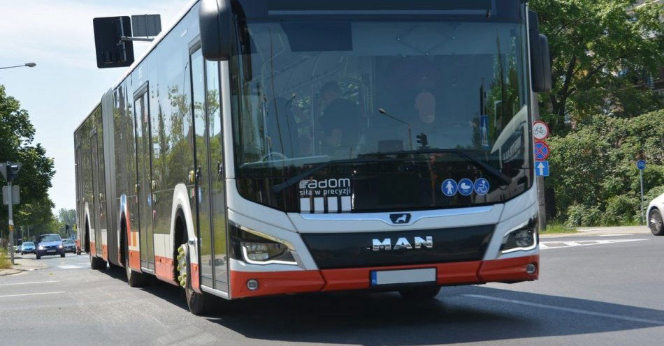 zdjęcie: Potrącenie przez autobus komunikacji miejskiej. Nietrzeźwa kobieta na przystanku wpadła między koło a krawężnik / fot. KMP w Radomiu