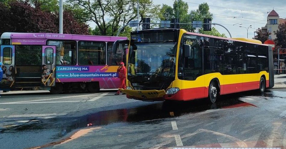 zdjęcie: Policjanci poszukują uczestników zderzenia tramwaju z autobusem we Wrocławiu / fot. KMP w Wrocławiu