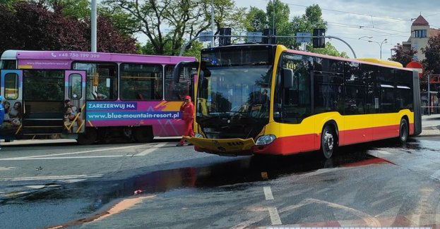 Policjanci poszukują uczestników zderzenia tramwaju z autobusem we Wrocławiu