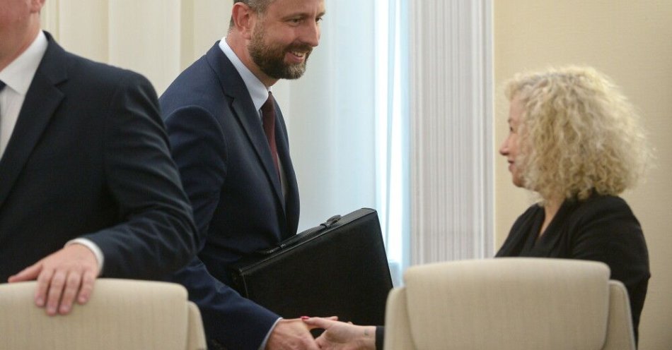 zdjęcie: Lewica: jest porozumienie w sprawie związków partnerskich; szczegóły projektu - w piątek / Warszawa, 10.09.2024. Wicepremier, szef MON Władysław Kosiniak-Kamysz (C) i minister równości Katarzyna Kotula (P) podczas posiedzenia rządu w siedzibie KPRM w Warszawie, 10 bm. Rząd ma się zająć m.in. projektem wprowadzającym dodatkową waloryzację emerytur i rent. (ad) PAP/Marcin Obara
