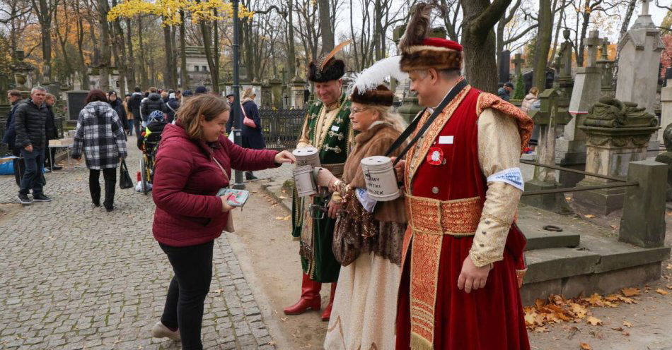 zdjęcie: W Warszawie 50. kwesta na ratowanie zabytkowych nagrobków Powązek / fot. PAP