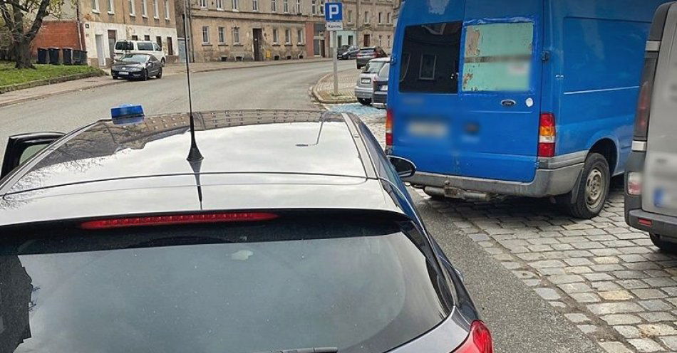 zdjęcie: Na Starym Zdroju w ręce policjantów wpadł dzisiaj kolejny przestępca drogowy. Miał już trzy sądowe zakazy / fot. KMP w Wałbrzychu