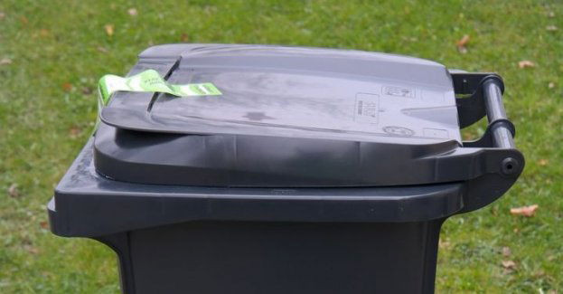 Policjanci zauważyli jak oszukana seniorka wrzuca oszczędności do kosza na śmieci