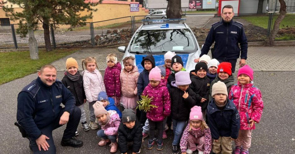 zdjęcie: Dzielnicowi uczą przedszkolaki zasad bezpieczeństwa w Łowiczu / fot. KPP w Łowiczu