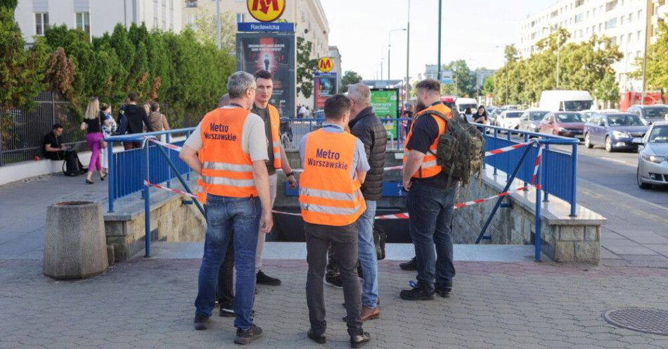 zdjęcie: Służby pracują, by w środę rano przywrócić ruch metra z Młocin do Centrum / fot. PAP