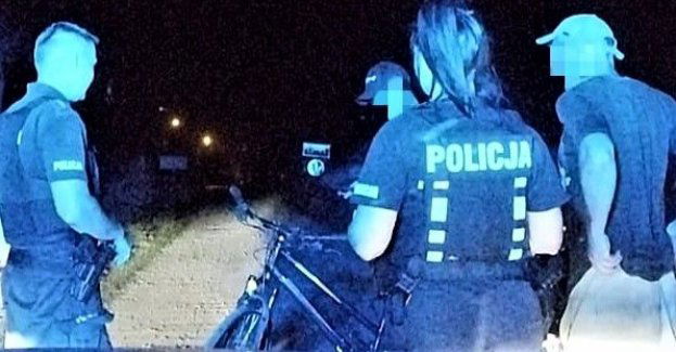 Prochowiccy policjanci zatrzymali dwóch rowerzystów. jeden posiadał narkotyki a drugi był poszukiwany