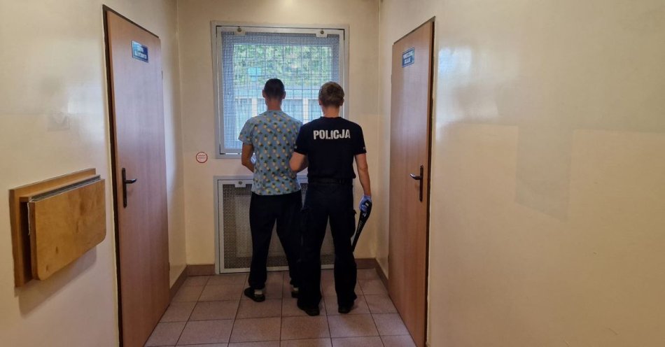 zdjęcie: Odpowie za kradzieże perfum w drogeriach / fot. KPP w Pabianicach