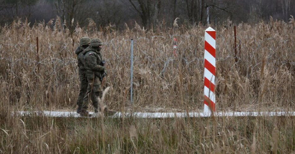 zdjęcie: MSWiA: spadek nielegalnej migracji na granicy polsko-białoruskiej o 96 proc. / Świsłoczany, 24.12.2025. Żołnierze podczas patrolu na pasie granicznym między Polską a Białorusią, 24 bm. w miejscowości Świsłoczany. Z okazji wigilii Świąt Bożego Narodzenia prezydent RP spotkał się z żołnierzami i funkcjonariuszami SG stacjonujący na wschodniej granicy Polski. (doro) PAP/Artur Reszko