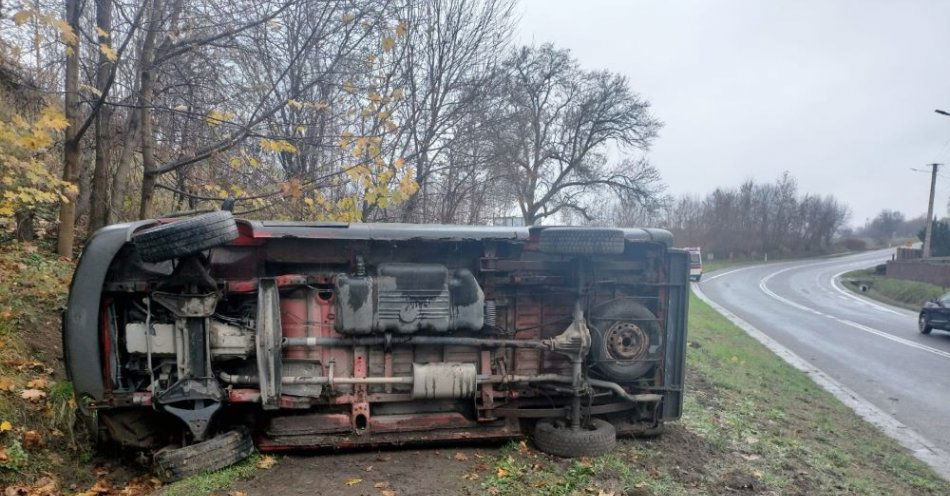 zdjęcie: Nie dostosował prędkości do warunków drogowych, wypadł z drogi. Auto przewróciło się na bok / fot. KPP Krasnystaw