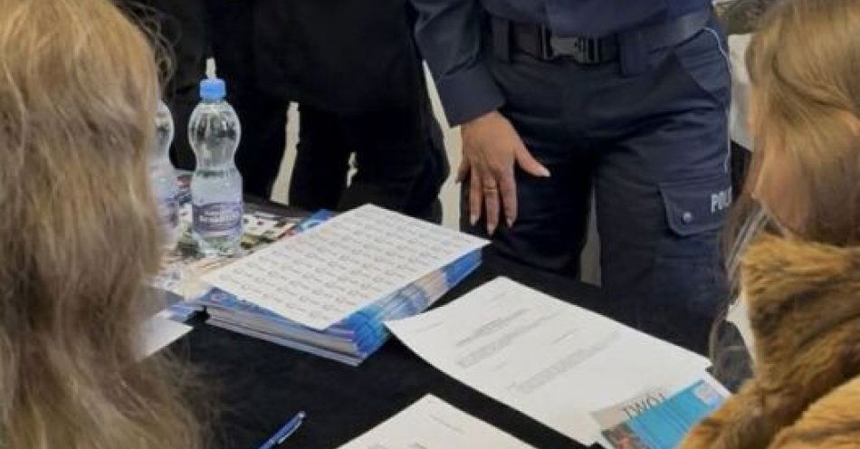 zdjęcie: Sopoccy policjanci na targach pracy w SWPS / fot. KMP w Sopocie